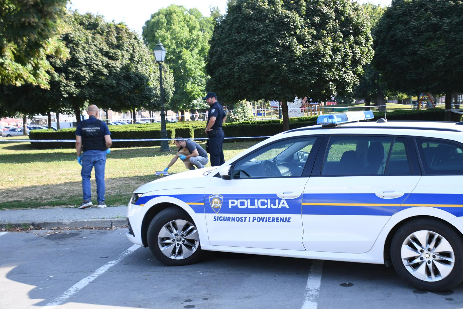 16.08.2024., Bjelovar - Na Trgu hrvatskih branitelja kod tzv. labirinta nocas je doslo do tjelesnog sukoba vise osoba i uporabe vatrenog oruzja. U sukobu je 6 osoba zadobilo ozljede od kojih je jedna osoba zadobila prostrjelnu ranu na vratu. Ocevid je u tijeku nakon cega ce biti poznati detalji. Photo: Damir Spehar/PIXSELL