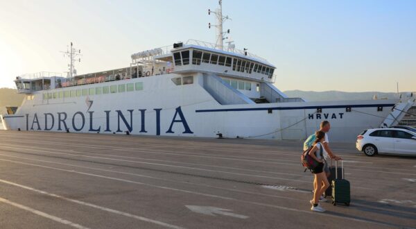 16.08.2024., Split - U spomen na troje poginulih pomoraca, danas u 19 sati, te sutra i 17 i 18 sati, oglasit ce se sve brodske sirene iz flote Jadrolinije jer kako prilici pomorskoj tradiciji, brodske sirene ce ih ispratiti na posljednji pocinak. Photo: Zvonimir Barisin/PIXSELL