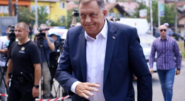 17.07.2024., Sarajevo, Bosna i Hercegovina - Predsjednik bh. entiteta RS Milorad Dodik stigao je danas u sud BiH, a kao i u prijasnjim rocistima, ispred zgrade su ga docekale pristase, no u dosta manjem borju nego što je to ranije bio slucaj. Photo: Armin Durgut/PIXSELL