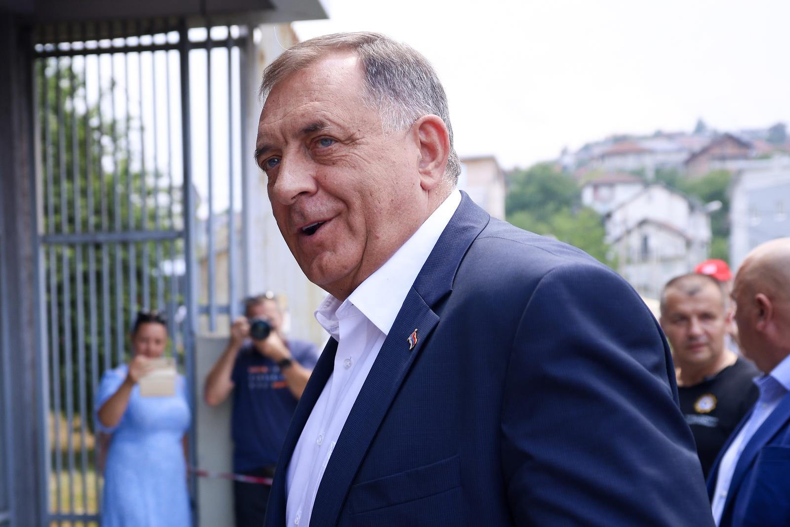 17.07.2024., Sarajevo, Bosna i Hercegovina - Predsjednik bh. entiteta RS Milorad Dodik stigao je danas u sud BiH, a kao i u prijasnjim rocistima, ispred zgrade su ga docekale pristase, no u dosta manjem borju nego što je to ranije bio slucaj. Photo: Armin Durgut/PIXSELL