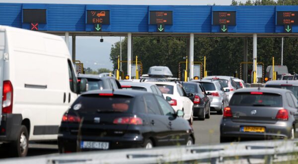 18.08.2018., Zagreb - Prometne guzve na izlasku s autoceste na naplatnoj postaji Demerje u smjeru Zagreba. rPhoto: Borna Filic/PIXSELL