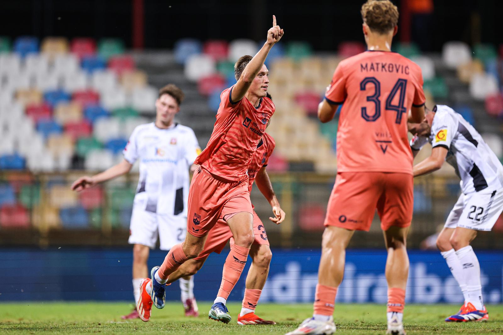 18.08.2024., Gradski stadion, Velika Gorica - SuperSport HNL, 03. kolo, HNK Gorica - NK Osijek. Nogometasi Osijeka slave pogodak Vedrana Jugovica za vodstvo 2.1. Vedran Jugovic Photo: Luka Stanzl/PIXSELL