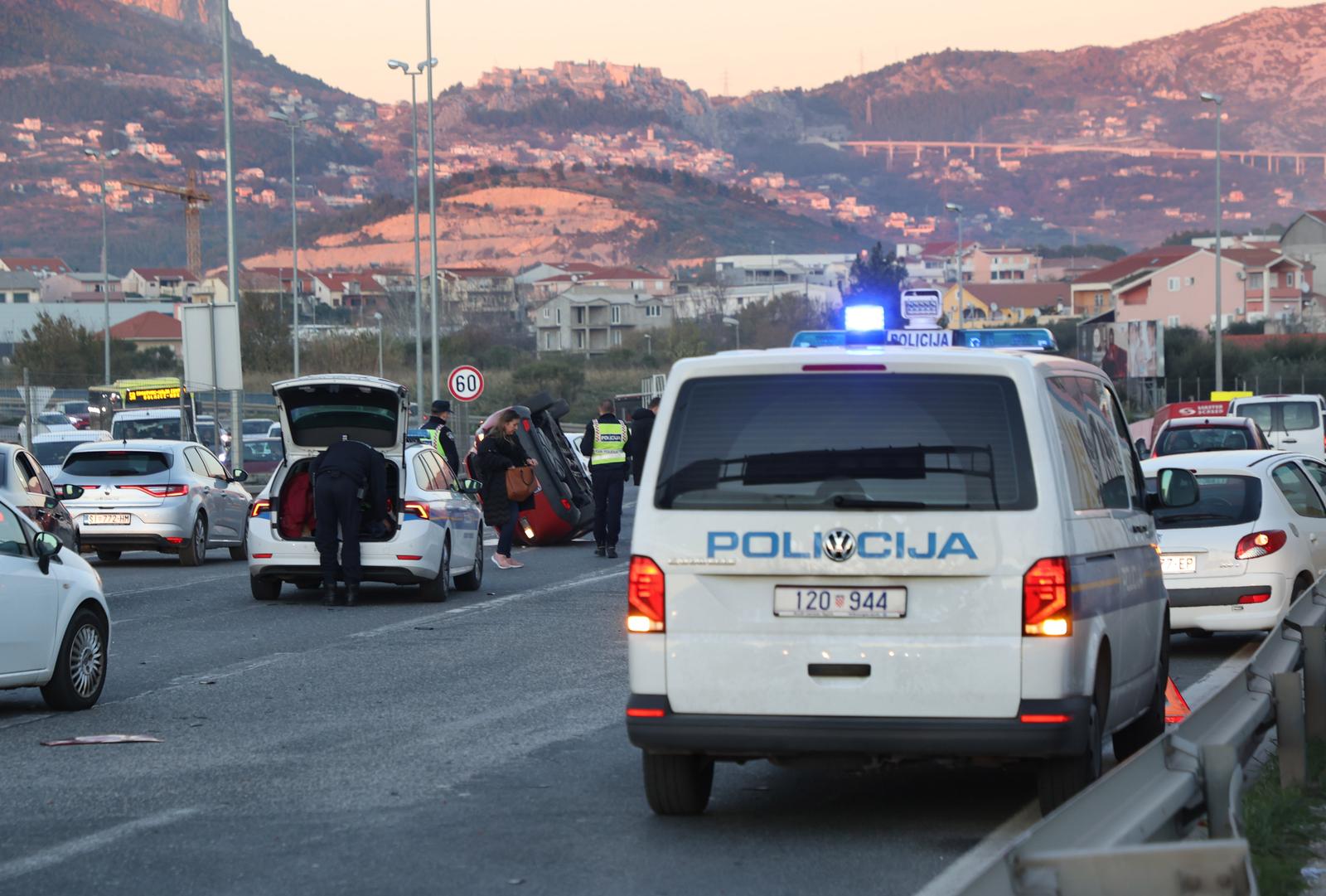 18.12.2023., Split- Prometna nesreca na predjelu Smokovik, prije nadvoznjaka prema Solinu. Auto na boku, stvara se velika guzva na izlazu iz Splita Photo: Ivana Ivanovic/PIXSELL