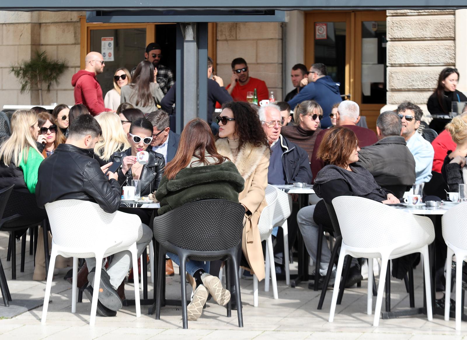 18.02.2022., Sibenik - Stekati ispred kafica na sibenskoj rivi puni su gostiju koji uzivaju u lijepom i ugodnom subotnjem prijepodnevu. Photo: Dusko Jaramaz/PIXSELL