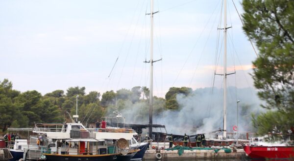 19.08.2024., Sibenik - U uvali Duboka u Mandalini nocas je izbio pozar na turistickom jedrenjaku. Policija i vatrogasci su na terenu, te je u tijeku ocevid. Photo: Dusko Jaramaz/PIXSELL