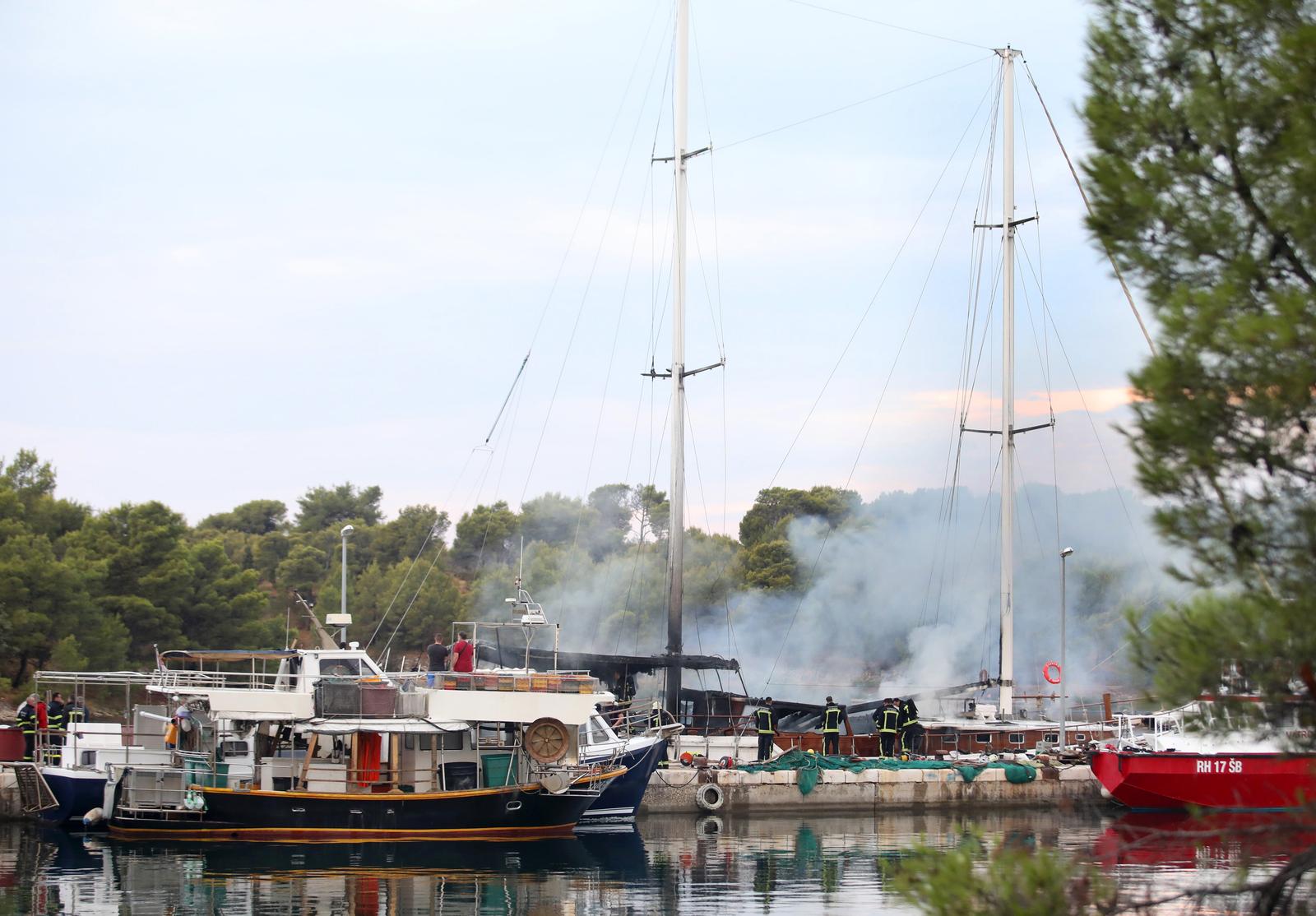 19.08.2024., Sibenik - U uvali Duboka u Mandalini nocas je izbio pozar na turistickom jedrenjaku. Policija i vatrogasci su na terenu, te je u tijeku ocevid. Photo: Dusko Jaramaz/PIXSELL