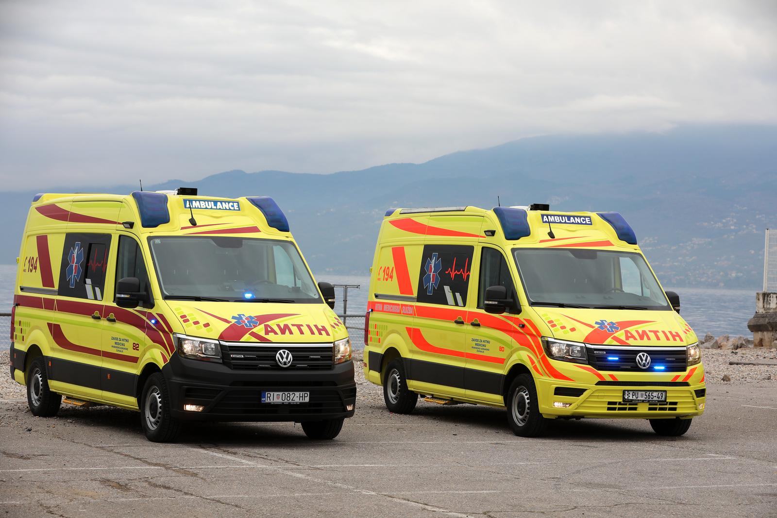 20.12.2022., Rijeka - Predstavljanje novih vozila Zavoda za hitnu medicinu Primorsko goranske zupanije. Na parkiralistu kod stadiona Kantrida predstavljeno je sest novih vozila koja ce se rasporediti u Delnice, Vrbovsko, Cabar, Crikvenicu, Rab, Mali Losinj i Rijeku. Predstavljanju su nazocili zupan Zlatko Komadina i ravnateljica Zavoda za hitnu medicinu PGZ Senka Kajcic.  Photo: Goran Kovacic/PIXSELL