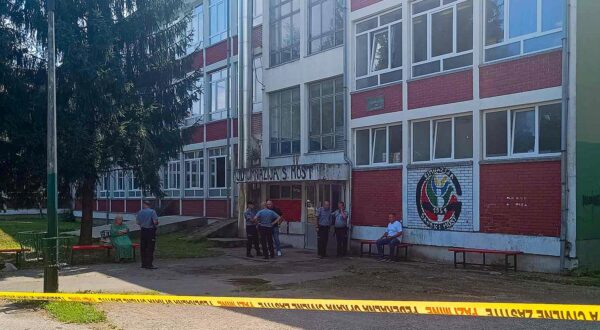 21.08.2024., Sanski Most, Bosna i Hercegovina - Policija ispred skole gdje je jutros ubijeno troje ljudi. Trenutno se jednoj osobi bore za zivot. Photo: Zlatko Cekic/PIXSELL