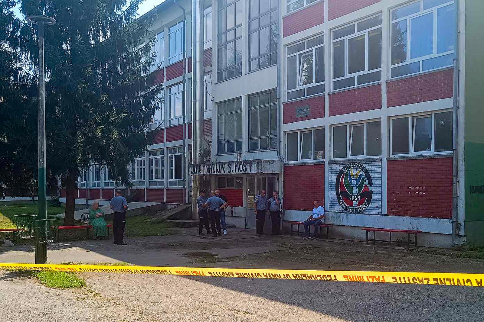 21.08.2024., Sanski Most, Bosna i Hercegovina - Policija ispred skole gdje je jutros ubijeno troje ljudi. Trenutno se jednoj osobi bore za zivot. Photo: Zlatko Cekic/PIXSELL