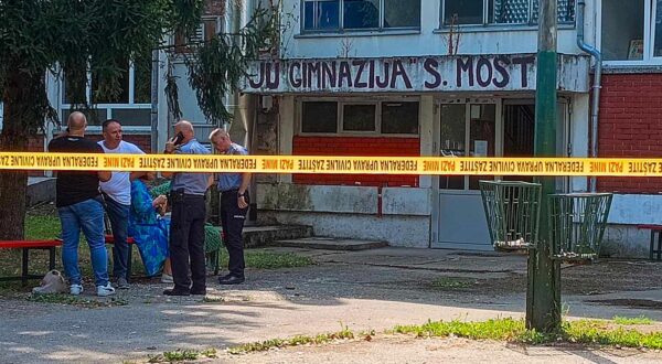 21.08.2024., Sanski Most, Bosna i Hercegovina - Policija ispred skole gdje je jutros ubijeno troje ljudi. Trenutno se jednoj osobi bore za zivot. Photo: Zlatko Cekic/PIXSELL