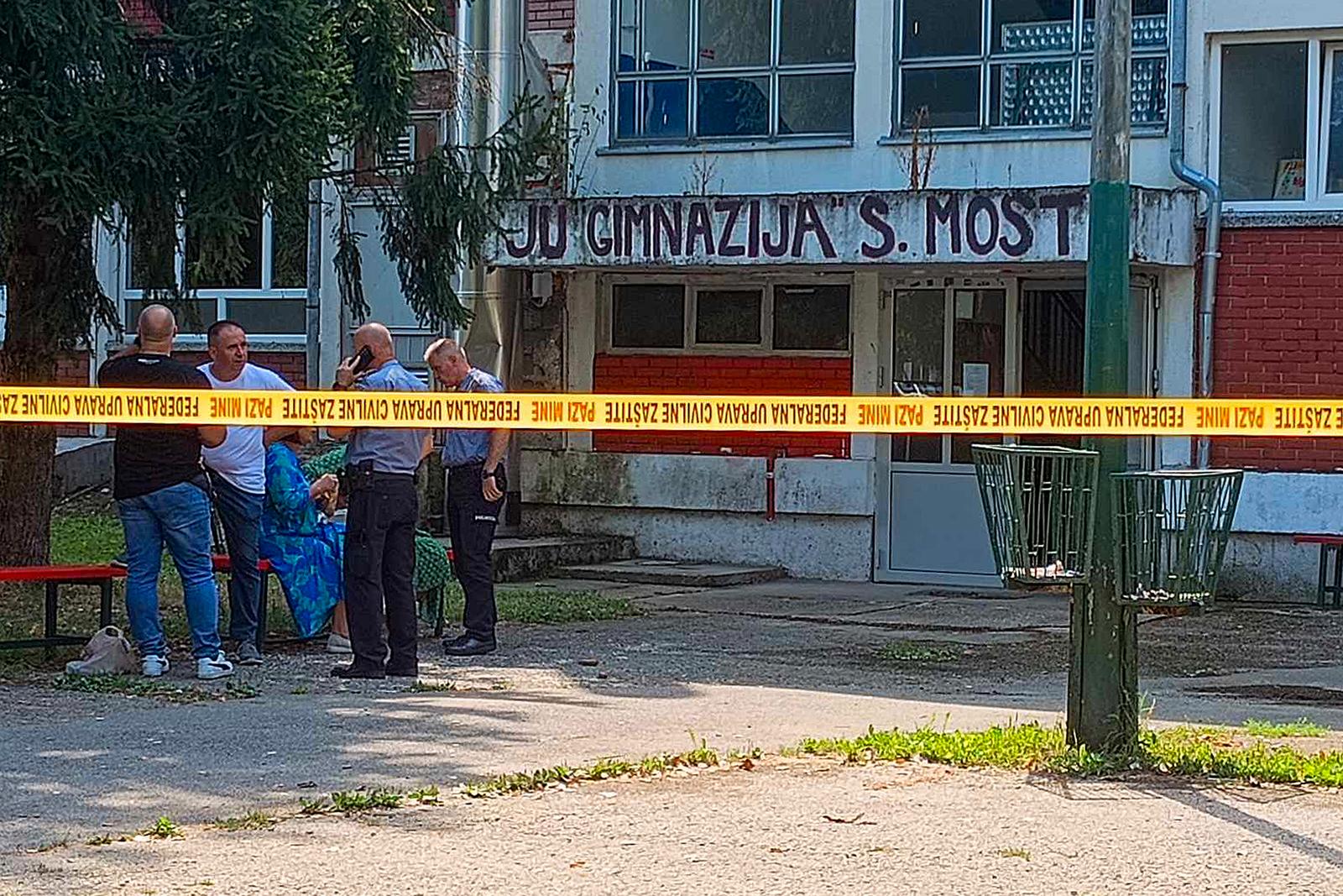 21.08.2024., Sanski Most, Bosna i Hercegovina - Policija ispred skole gdje je jutros ubijeno troje ljudi. Trenutno se jednoj osobi bore za zivot. Photo: Zlatko Cekic/PIXSELL