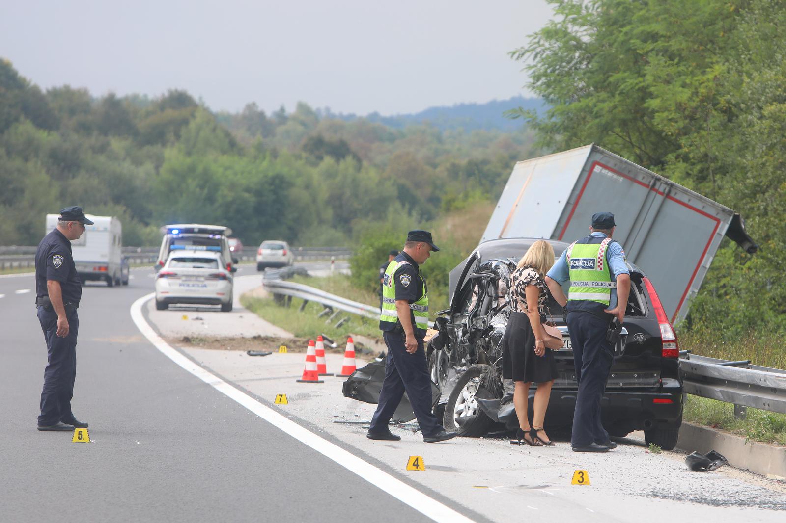 21.08.2024., Ogulin - U prometnoj nesreci koja se dogodila na autocesti A1 izmedu cvora Ogulin i Bosiljevo u smjeru Zagreba smrtno je stradala jedna osoba. Oko 11. 30 sati doslo je do naleta teretnog vozila na musku osobu koja se nalazila van osobnog automobila na zaustavnoj traci.  Photo: Kristina Stedul Fabac/PIXSELL