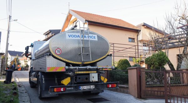 21.12.2023., Zagreb - Radnici Zagrebackog vodovoda saniraju puknuce cijevi na Markusevcu u Ulici Utovec. Photo: Luka Stanzl/PIXSELL