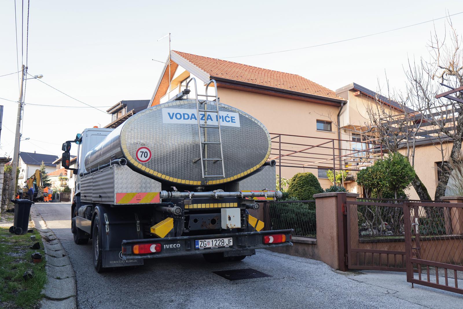 21.12.2023., Zagreb - Radnici Zagrebackog vodovoda saniraju puknuce cijevi na Markusevcu u Ulici Utovec. Photo: Luka Stanzl/PIXSELL