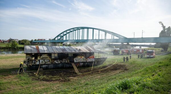 22.08.2024., Zagreb - Vatrogasci gase pozar na brodu Brazil kod Zeljeznickog mosta. Photo: Davor Puklavec/PIXSELL