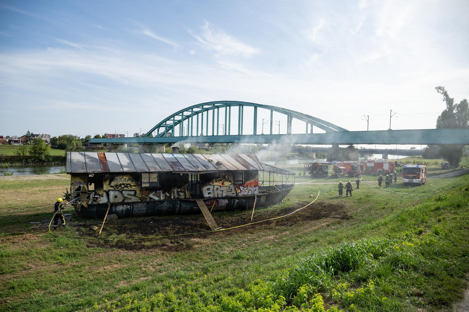 22.08.2024., Zagreb - Vatrogasci gase pozar na brodu Brazil kod Zeljeznickog mosta. Photo: Davor Puklavec/PIXSELL