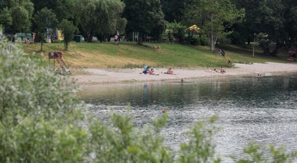 23.06.2022., Zagreb - Tek rijetki rekreativci i kupaci potrazili su spas od vrucine na jezeru Jarun. Photo: Igor Kralj/PIXSELL