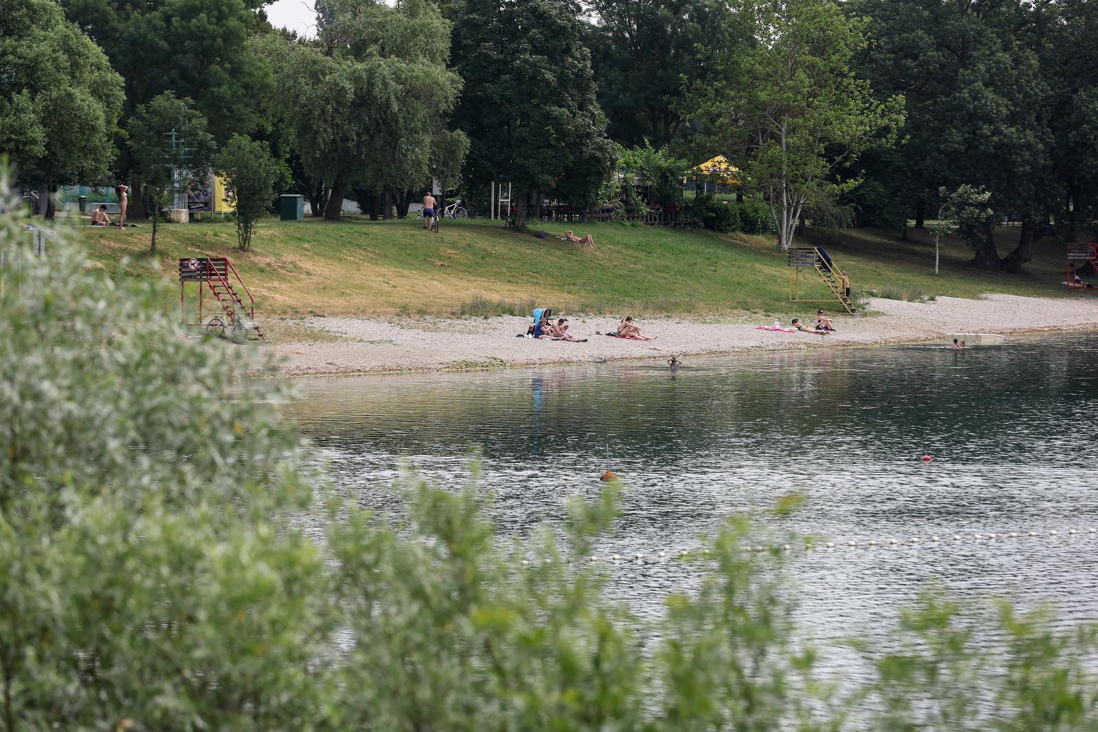 23.06.2022., Zagreb - Tek rijetki rekreativci i kupaci potrazili su spas od vrucine na jezeru Jarun. Photo: Igor Kralj/PIXSELL