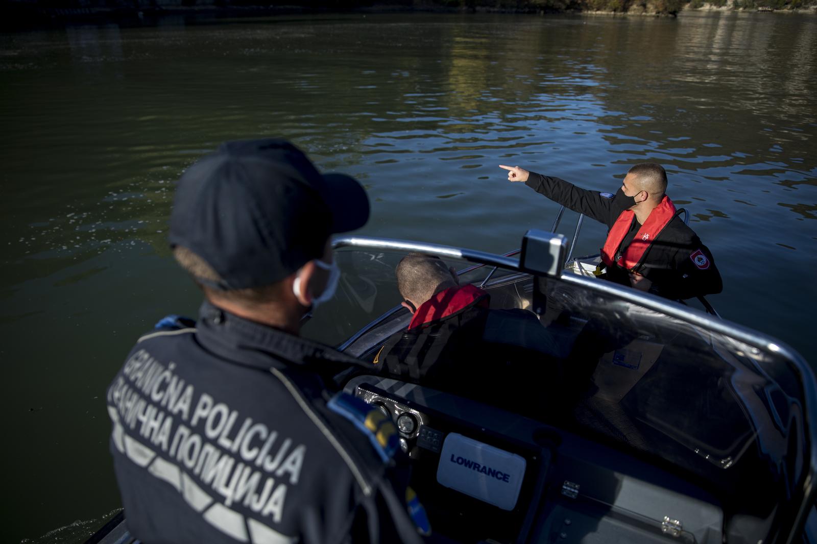 22.10.2020., Zvornik, Bosna i Hercegovina - Rijeka Drina prirodna je granica izmedju BiH i Srbije, takodjer i posljednja rijeka koju migranti moraju prijeci kako bi se domogli BiH, a kasnije Hrvatske i EU. U Zvorniku i regiji granicna policija pokriva oko 130 km granice, a po sistematizaciji GPBiH trenutno nedostaje vise od 300 policijskih sluzbenika za obavljanje redovnih aktivnosti u nadzoru granice i cak 1300 policijskih sluzbenika kako bi se adekvatno odgovorilo na zastitu granice u migrantskoj krizi. S ciljem nadilazenja problema kadrovske ne popunjenosti, kontinuirano se kao ispomoc GPBiH angaziraju policijski sluzbenici Direkcije za koordinaciju policijskih tijela BiH i Drzavne agencije za istrage i zastitu BiH, te Ministarsvo unutrasnjih poslova Republike Srpske. Prema podaci IOM-a u BiH je ove godine uslo 13,350 migranata, a prema podacima GPBiH, oni su odvratili 10,449 migranata i otkrili 35 kaznenih djela "krijumcarenje ljudi". S dolaskom jeseni, tranzit migranata iz Srbije u BiH je sve manji zbog hladnog vremena i visokog vodostaja Drine, ali migranti se vracaju u Srbiju, zbog boljih prihvatnih centara. rPhoto: Armin Durgut/PIXSELL