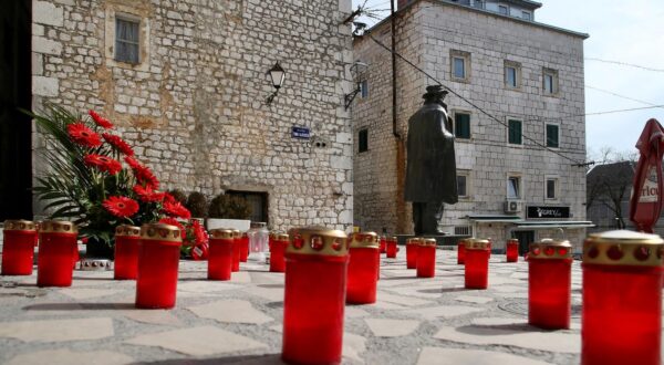 25.02.2020., Imotski - Vrhunac karnevalskih zbivanja doveo grad Imotski na najistaknutija mjesta portala, novina i televizijskih vijesti. Nakon sto je u nedjelju na Imotskom karnevalu zapaljen gay par koji je u rukama drzao lutku na kojoj se nalazila sfotografija saborskog zastupnika SDP-ovca Nenada Stazica s petokrakom na celu, jucer je na tom mjestu osvanulo cvijece i lampioni.rPhoto: Ivo Cagalj/PIXSELL