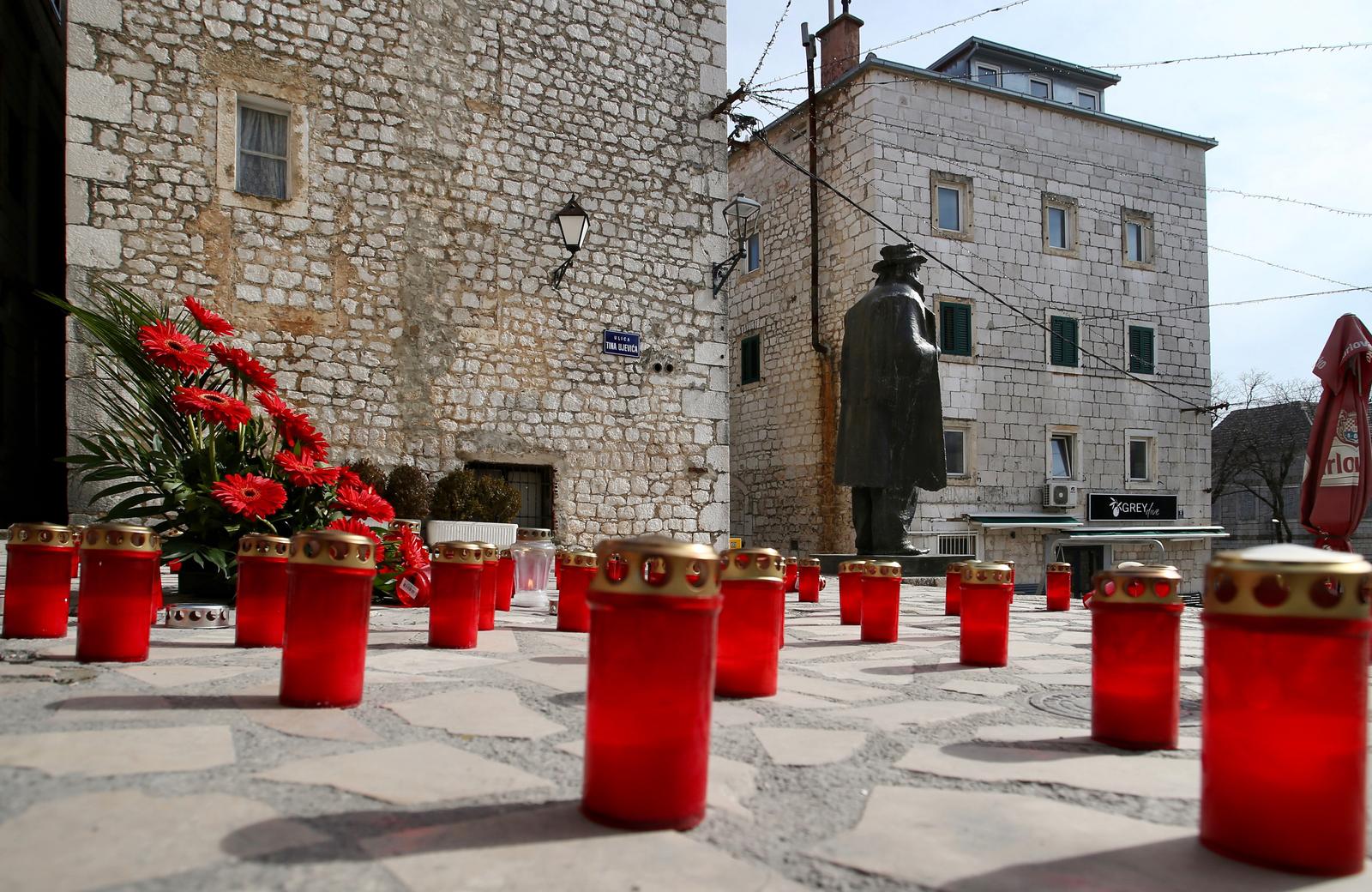 25.02.2020., Imotski - Vrhunac karnevalskih zbivanja doveo grad Imotski na najistaknutija mjesta portala, novina i televizijskih vijesti. Nakon sto je u nedjelju na Imotskom karnevalu zapaljen gay par koji je u rukama drzao lutku na kojoj se nalazila sfotografija saborskog zastupnika SDP-ovca Nenada Stazica s petokrakom na celu, jucer je na tom mjestu osvanulo cvijece i lampioni.rPhoto: Ivo Cagalj/PIXSELL