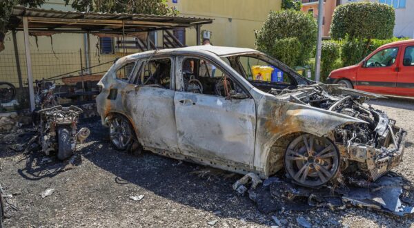 25.08.2024., Rovinj - Zapaljeni motor i automobile policijskog nacelnika. Uz zapaljen motor i auto desnom stranom izgorio je i Qashqai slovenskih registarskih oznaka koji je bio parkiran pored njih. Photo: Srecko Niketic/PIXSELL