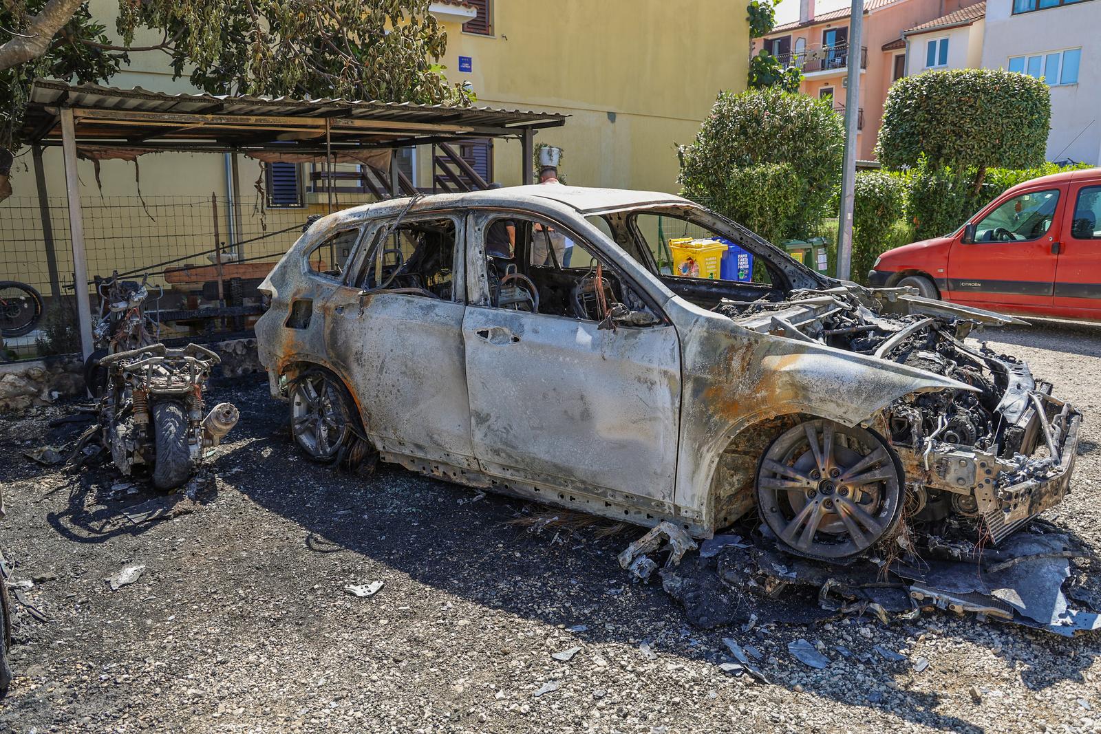 25.08.2024., Rovinj - Zapaljeni motor i automobile policijskog nacelnika. Uz zapaljen motor i auto desnom stranom izgorio je i Qashqai slovenskih registarskih oznaka koji je bio parkiran pored njih. Photo: Srecko Niketic/PIXSELL