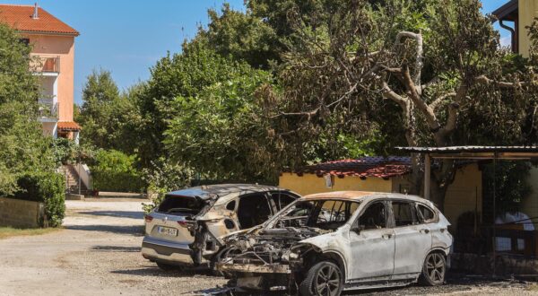 25.08.2024., Rovinj - Zapaljeni motor i automobile policijskog nacelnika. Uz zapaljen motor i auto desnom stranom izgorio je i Qashqai slovenskih registarskih oznaka koji je bio parkiran pored njih. Photo: Srecko Niketic/PIXSELL