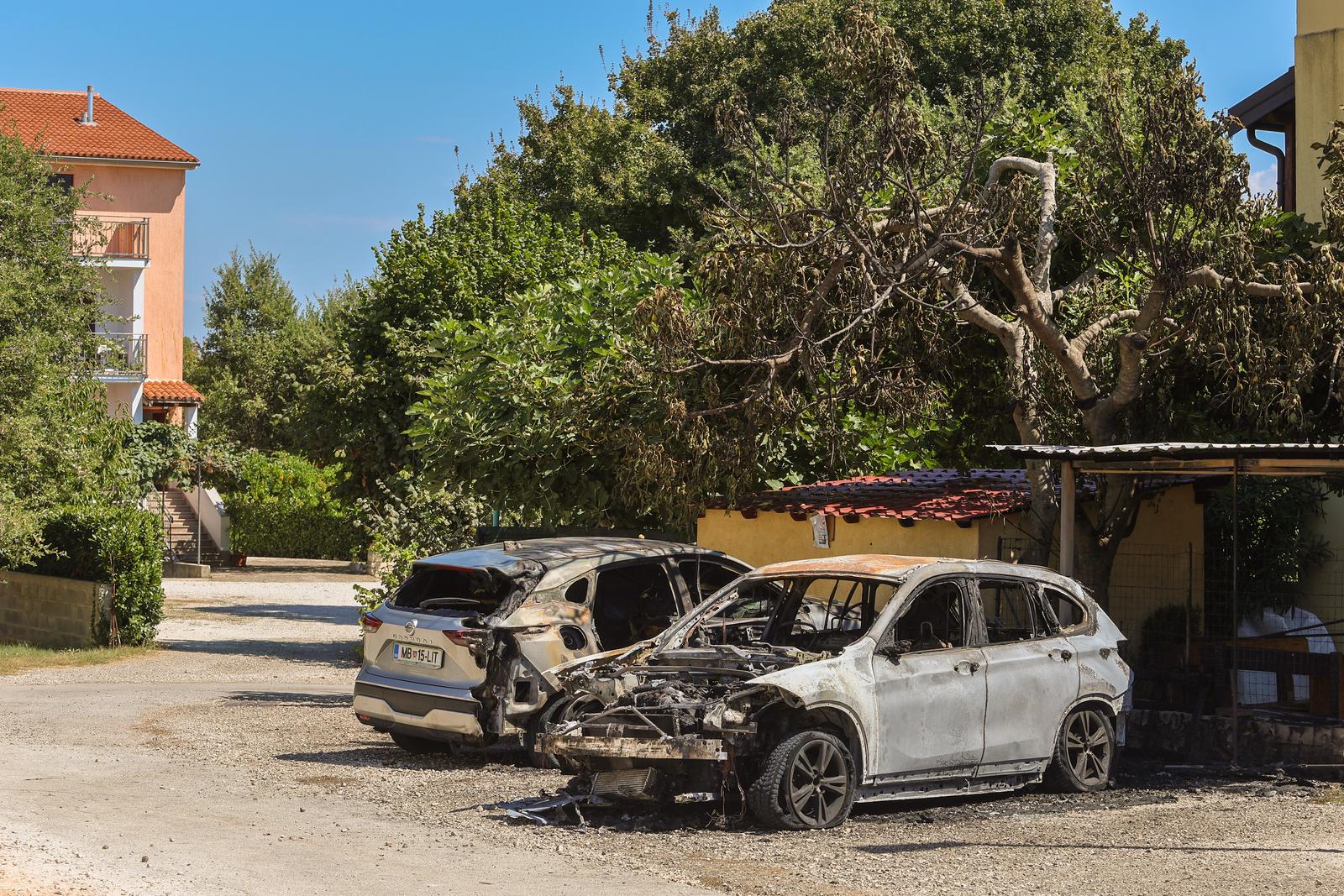 25.08.2024., Rovinj - Zapaljeni motor i automobile policijskog nacelnika. Uz zapaljen motor i auto desnom stranom izgorio je i Qashqai slovenskih registarskih oznaka koji je bio parkiran pored njih. Photo: Srecko Niketic/PIXSELL