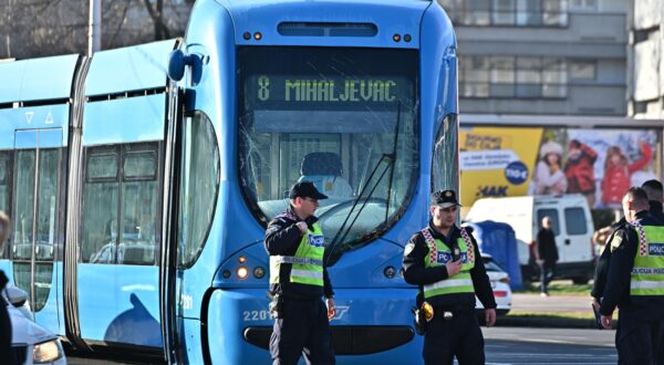 26.02.2024.,Zagreb - Na križanju Vukovarske i Držićeve u Zagrebu oko 7:30 sati se dogodila prometna nesreća. Tramvaj je izletio iz tračnica te se sudario s drugim tramvajem. Srećom, nema ozlijeđenih, ali tramvajski promet tim dijelom je u prekidu i stvaraju se velike gužve. Inače, riječ je o jednom od najprometnijih raskrižja u Zagrebu. Photo: Neva Zganec/PIXSELL