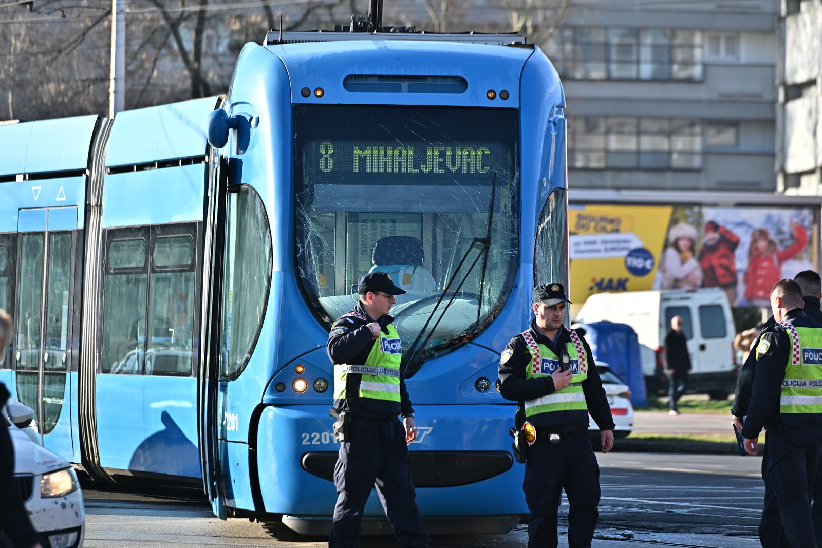 26.02.2024.,Zagreb - Na križanju Vukovarske i Držićeve u Zagrebu oko 7:30 sati se dogodila prometna nesreća. Tramvaj je izletio iz tračnica te se sudario s drugim tramvajem. Srećom, nema ozlijeđenih, ali tramvajski promet tim dijelom je u prekidu i stvaraju se velike gužve. Inače, riječ je o jednom od najprometnijih raskrižja u Zagrebu. Photo: Neva Zganec/PIXSELL