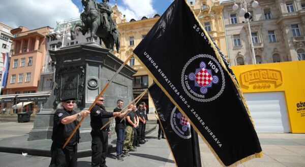 26.06.2021., Zagreb - Trg bana Josipa Jelacica. Zastave HOS-a i pjesma Za dom spremni, ispod spomenika banu Jelacicu. Povodom 30. godisnjice HOS-a, Udruga simpatizera Hrvatskih obrambenih snaga u odorama HOS-a minutom sutnje i pjesmom odala je cast za 758 pripadnika HOS-a koji su izgubili zivot u ratu. Photo: Sanjin Strukic/PIXSELL