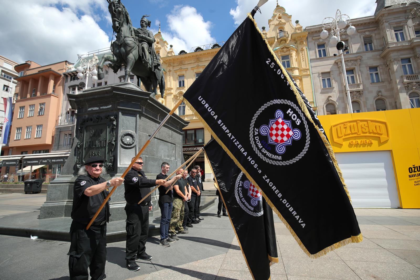 26.06.2021., Zagreb - Trg bana Josipa Jelacica. Zastave HOS-a i pjesma Za dom spremni, ispod spomenika banu Jelacicu. Povodom 30. godisnjice HOS-a, Udruga simpatizera Hrvatskih obrambenih snaga u odorama HOS-a minutom sutnje i pjesmom odala je cast za 758 pripadnika HOS-a koji su izgubili zivot u ratu. Photo: Sanjin Strukic/PIXSELL