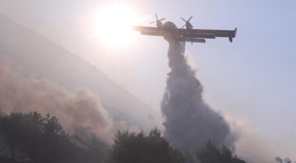 27.08.2024., Zrnovnica - Gasiteljima koji su na pozaristu probdjeli cijelu noc od ranog jutra pomazu kanaderi. Photo: Ivo Cagalj/PIXSELL