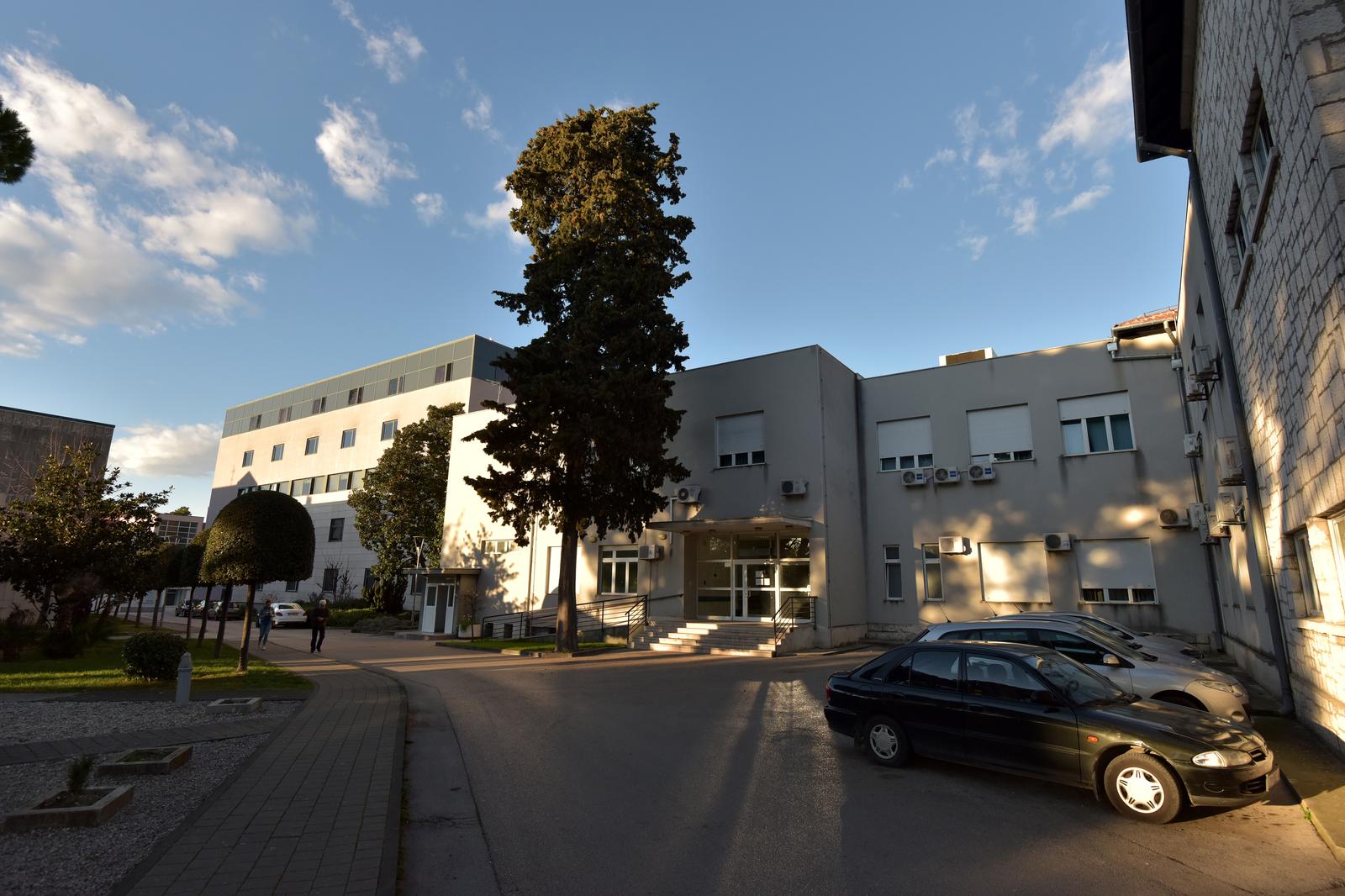 28.02.2020., Zadar - U Opcoj bolnici Zadar do daljnjega su zabranjene posjete na svim odjelima. Zabrana je donesena kao mjera predostroznosti zbog gripe i koronavirusa. Photo: Dino Stanin/PIXSELL