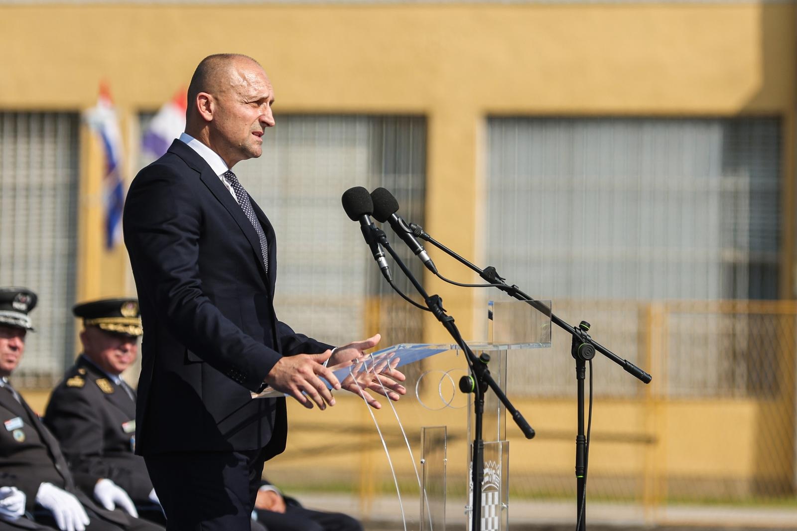 28.08.2024., Zagreb - U Hrvatskom vojnom sveucilistu Dr. Franjo Tudjman odrzana je svecana dodjela casnickih cinova kadetima 17. i 18. narastaja sveucilisnih vojnih studija. Svecanosti je nazocio ministar Ivan Anusic. Photo: Luka stanzl/PIXSELL