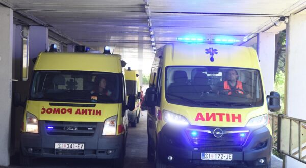 29.06.2023., Sibenik - Prosvjed djelatnika Hitne pomoci ispred zgrade bolnice u Sibeniku. Photo: Hrvoje Jelavic/PIXSELL