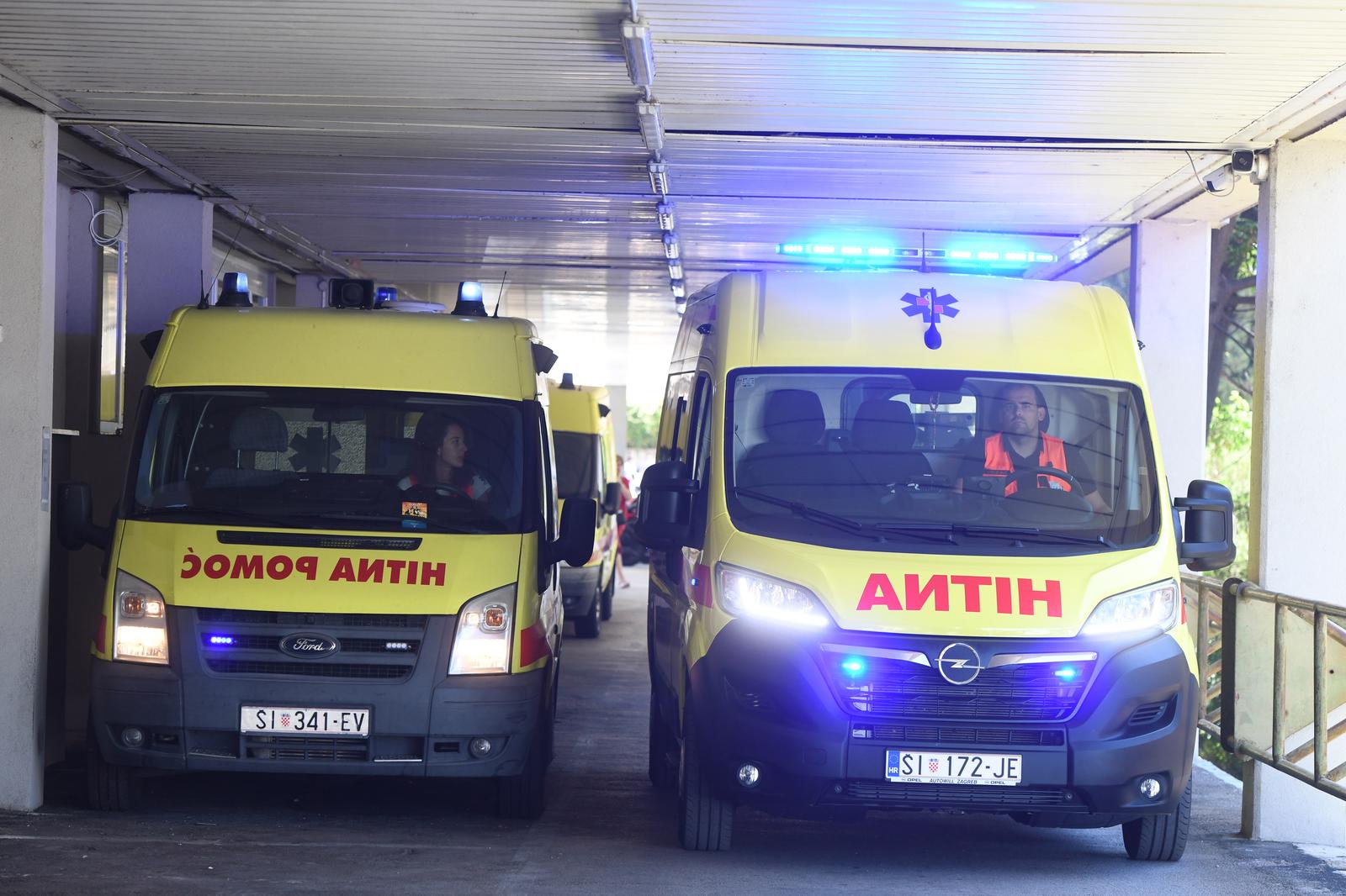 29.06.2023., Sibenik - Prosvjed djelatnika Hitne pomoci ispred zgrade bolnice u Sibeniku. Photo: Hrvoje Jelavic/PIXSELL