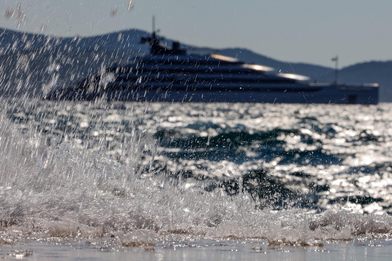 29.07.2024., Zadar - Kruzer Emerald Azzura plovi zadarskim kanalom. Kruzer Emerald Azzurra dug je 110 metara i moze primiti sto putnika, a vlasnik je tvrtka Emerald Cruises. U izradi kruzera sudjelovale si i tvrtke iz Hrvatske, Yacht Design iz Trogira zasluzna je za dizajn, a pogonske motore i generatore isporucila je tvrtka Cummins Adriatic iz Dugopolja.  Photo: Sime Zelic/PIXSELL