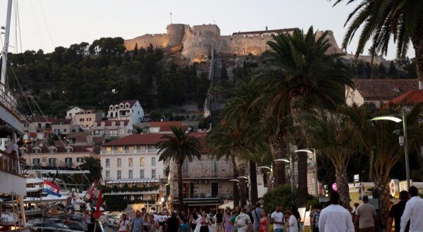 29.07.2024., Hvar - Predvecerje na hvarskoj rivi. Photo: Ivana Ivanovic/PIXSELL