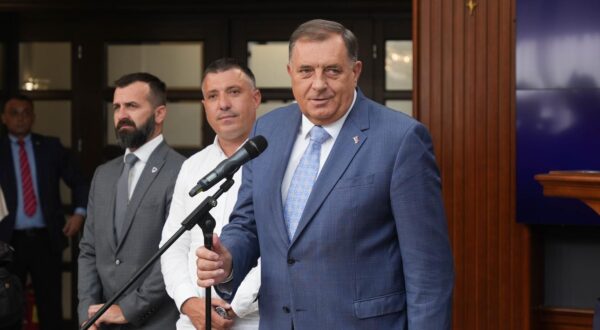 30.07.2024., Palata Republike, Banja Luka (BiH) - Predsjednik Republike Srpske Milorad Dodik ugostio je nogometase i upravu nogometnog kluba Borac iz Banja Luke povodom revans utakmice izmedju Borca i PAOK-a iz Grcke u sklopu kvalifikacija za Ligu prvaka. Nogometasi su Dodiku poklonili potpisan crveno-plavi dres sa parafima svih clanova kluba. Dodik je najavio da je njihova igra zasluzna sto vlast u RS planira u narednom periodu izgraditi, kako je rekao, "velelijepni nogometni stadion u Banja Luci". Photo: Dejan Rakita/PIXSELL