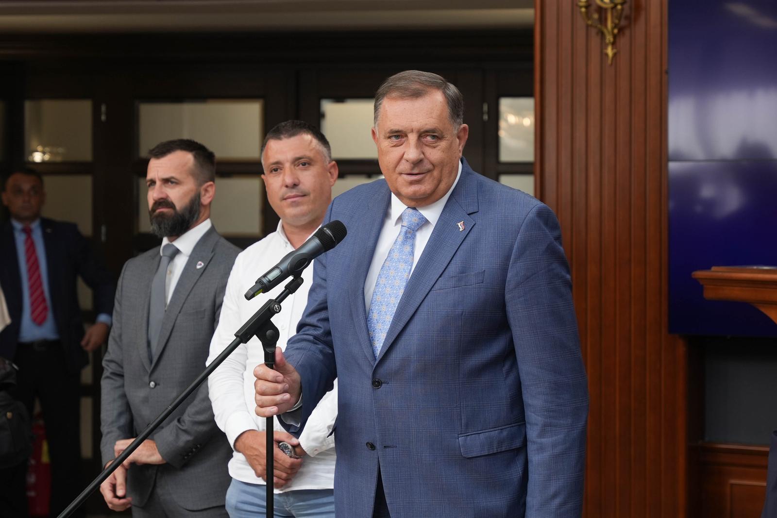 30.07.2024., Palata Republike, Banja Luka (BiH) - Predsjednik Republike Srpske Milorad Dodik ugostio je nogometase i upravu nogometnog kluba Borac iz Banja Luke povodom revans utakmice izmedju Borca i PAOK-a iz Grcke u sklopu kvalifikacija za Ligu prvaka. Nogometasi su Dodiku poklonili potpisan crveno-plavi dres sa parafima svih clanova kluba. Dodik je najavio da je njihova igra zasluzna sto vlast u RS planira u narednom periodu izgraditi, kako je rekao, "velelijepni nogometni stadion u Banja Luci". Photo: Dejan Rakita/PIXSELL