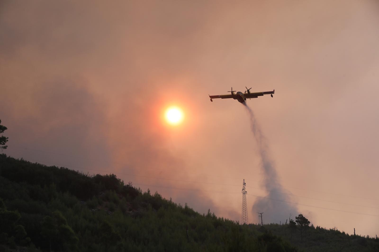 31.07.2024., Tucepi - Kanaderi stigli u pomoc vatrogascima koji se bore s pozarom Photo: Ivo Cagalj/PIXSELL