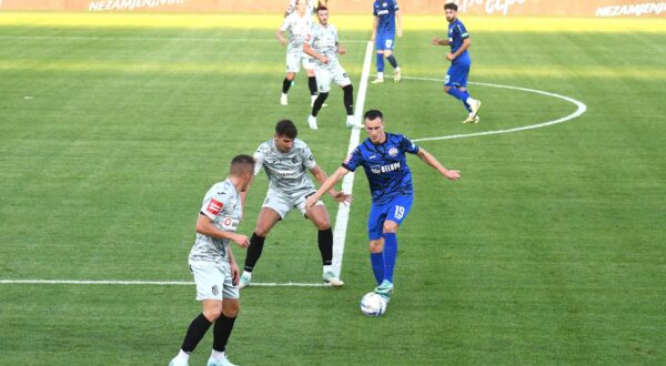 31.08.2024., Gradski stadion Ivan Kusek Apas, Koprivnica - SuperSport HNL, 05. kolo, NK Slaven Belupo - NK Istra 1961. Jovan Ivanisevic, Ivan Dolcek Photo: Damir Spehar/PIXSELL