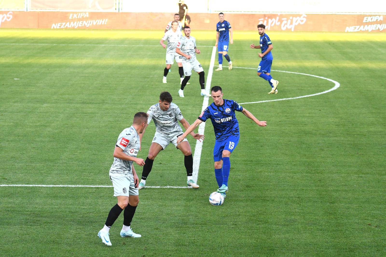 31.08.2024., Gradski stadion Ivan Kusek Apas, Koprivnica - SuperSport HNL, 05. kolo, NK Slaven Belupo - NK Istra 1961. Jovan Ivanisevic, Ivan Dolcek Photo: Damir Spehar/PIXSELL