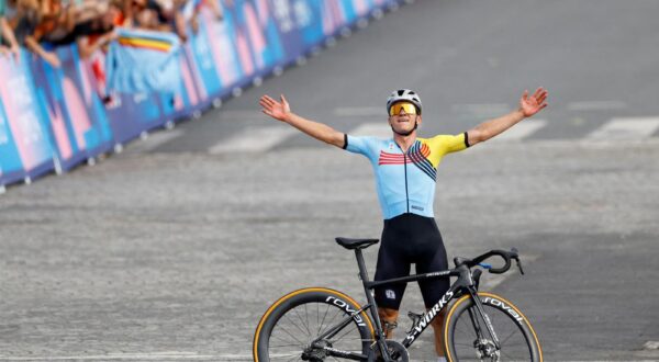 Paris 2024 Olympics - Road Cycling - Men's Road Race - Trocadero, Paris, France - August 03, 2024. Remco Evenepoel of Belgium celebrates crossing the finish line in first place and winning the gold medal REUTERS/Piroschka Van De Wouw     TPX IMAGES OF THE DAY Photo: Piroschka van de Wouw/REUTERS