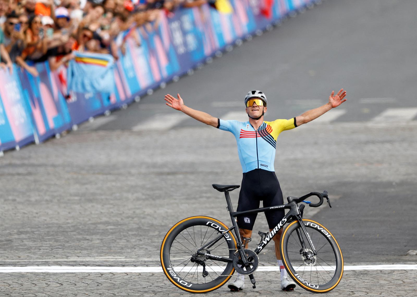 Paris 2024 Olympics - Road Cycling - Men's Road Race - Trocadero, Paris, France - August 03, 2024. Remco Evenepoel of Belgium celebrates crossing the finish line in first place and winning the gold medal REUTERS/Piroschka Van De Wouw     TPX IMAGES OF THE DAY Photo: Piroschka van de Wouw/REUTERS