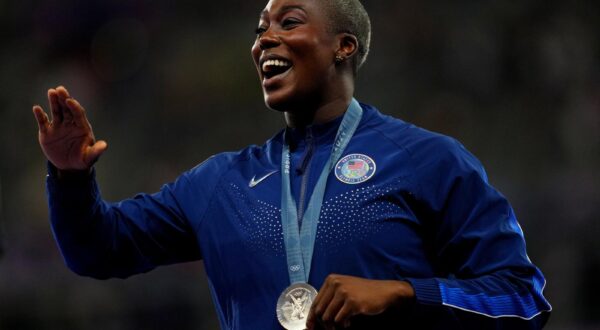 Paris 2024 Olympics - Athletics - Women's Hammer Throw Victory Ceremony - Stade de France, Saint-Denis, France - August 06, 2024. Silver medallist Annette Nneka Echikunwoke of United States celebrates with her medal on the podium REUTERS/Aleksandra Szmigiel Photo: ALEKSANDRA SZMIGIEL/REUTERS