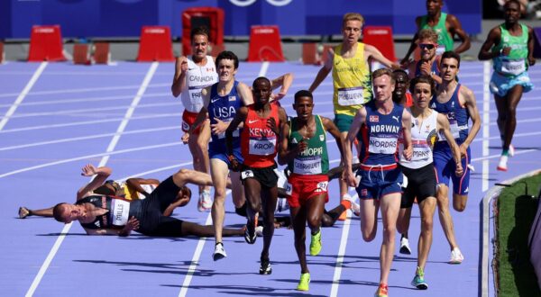 Paris 2024 Olympics - Athletics - Men's 5000m Round 1 - Stade de France, Saint-Denis, France - August 07, 2024. Narve Gilje Nordas of Norway and Hagos Gebrhiwet of Ethiopia in action before finishing first and second place in heat 1 as George Mills of Britain falls. REUTERS/Phil Noble Photo: Phil Noble/REUTERS