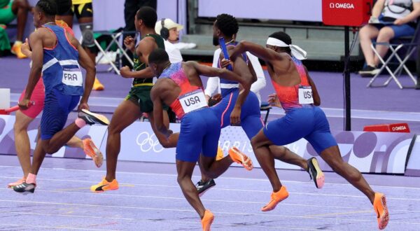 Paris 2024 Olympics - Athletics - Men's 4 x 100m Relay Final - Stade de France, Saint-Denis, France - August 09, 2024. Christian Coleman of United States in action as he passes the baton to Kenneth Bednarek of United States. REUTERS/Phil Noble Photo: Phil Noble/REUTERS